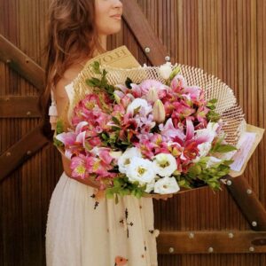 Bouquet misto de lírios com lizianthus