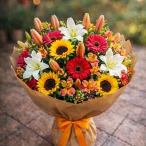 Bouquet tropical com lírios laranja e flores vibrantes