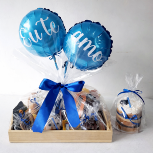 Bandeja café da manhã especial com balão e torta confeitada