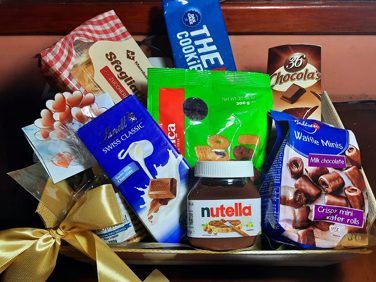 Cesta importada com chocolates e biscoitos italiano, belga e francês.