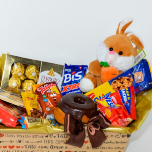 Box de frutas com chocolates e guloseimas