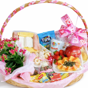 Cesta de café da manhã infantil na cesta de vime