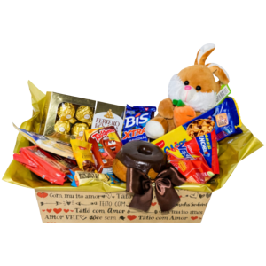 Box de frutas com chocolates e guloseimas